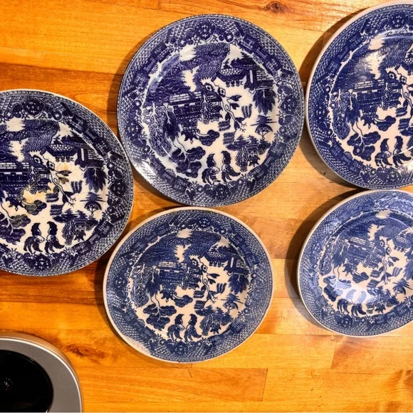 Blue Willow Pattern Dinner Plates - Picture 1 of 3